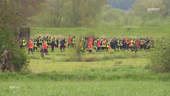 Viele Menschen von Rettungsdienst und Feuerwehr suchen im Gelände nach Arian. © Screenshot 
